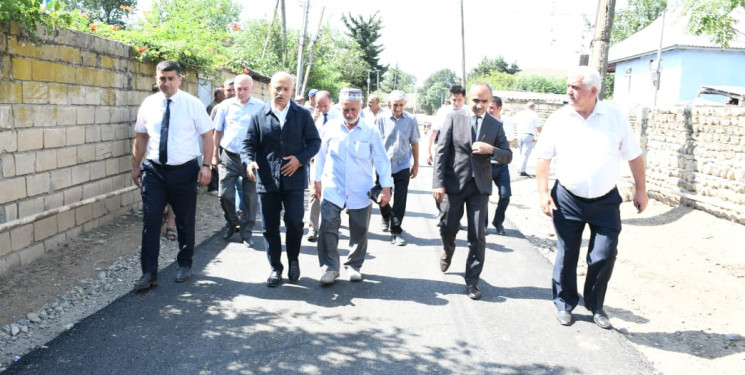 Rayon rəhbəri Qızılağac kəndində aparılan asfaltlaşdırma işləri ilə tanış olub